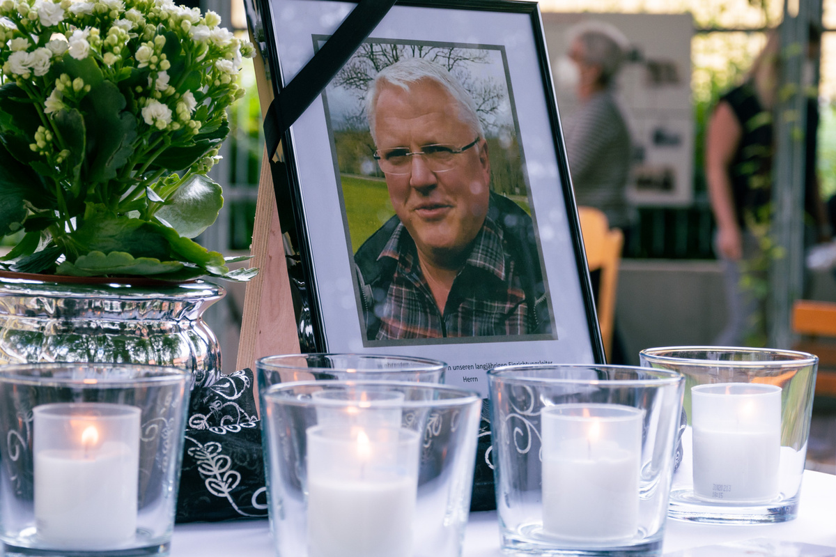 In einer bewegenden Trauerfeier haben Bewohner, Mitarbeiter, Weggefährten und Familie auf dem Heimathof Simonshof in Bastheim Abschied vom verstorbenen Einrichtungsleiter Albrecht Euring genommen.