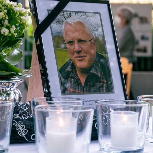 In einer bewegenden Trauerfeier haben Bewohner, Mitarbeiter, Weggefährten und Familie auf dem Heimathof Simonshof in Bastheim Abschied vom verstorbenen Einrichtungsleiter Albrecht Euring genommen.