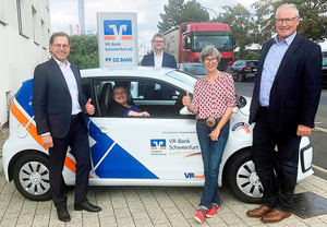 Frank Hefner (links) und Markus Feser (Mitte) von der VR-Bank freuen sich, die wertvolle Spende übergeben zu können. Für die Caritas-Frühförderstellen nehmen (v.l.) Gudrun Heinrich (stv. Einrichtungsleitung), Margit Jäcklein (Einrichtungsleitung) und Rudolf Hoffmann (Geschäftsführer Caritas Schulen gGmbH) das Fahrzeug entgegen.